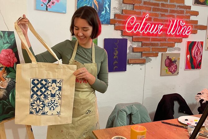 Painting on Tote Bags Workshop with Welcome Drink - What you’ll paint: a reusable tote with water-resistant paint