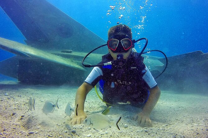 Scuba Diving in MIG-21 wreck - Underwater photography on the wreck: how to get shots without chaos