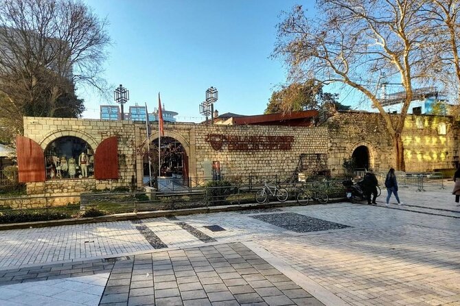 Tour a Piedi di Tirana - Skanderbeg Square and Et’hem Bej Mosque: your Tirana “map”